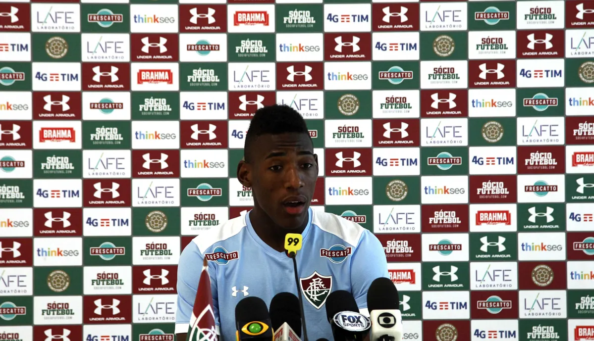 O lateral-esquerdo Léo falou com a imprensa, no CT do clube