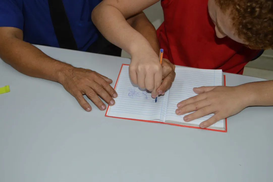 Matheus tem necessidades especiais e sente falta de ir à escola