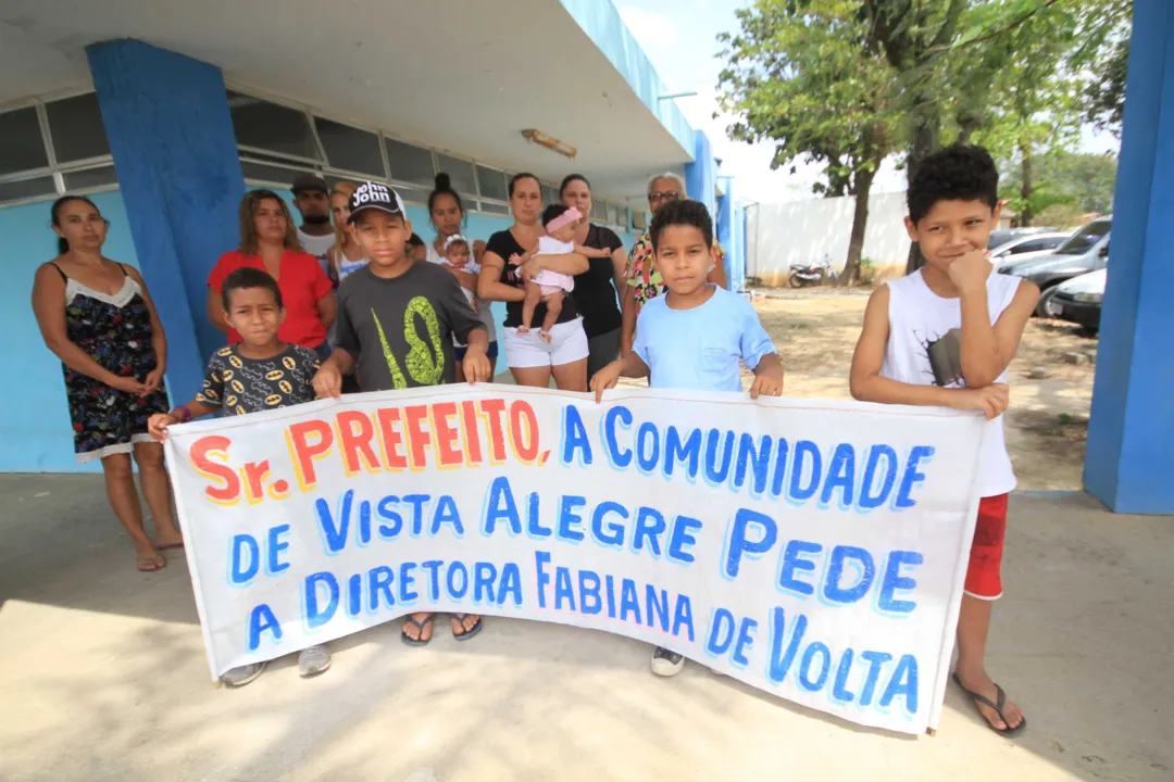 Pais das crianças entregaram abaixo-assinado ao secretário de Educação com mais de 3 mil assinaturas