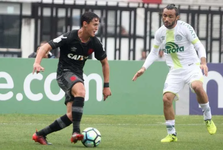 O jovem meia Mateus Vital foi o destaque do time da Colina no empate contra a Chapecoense
