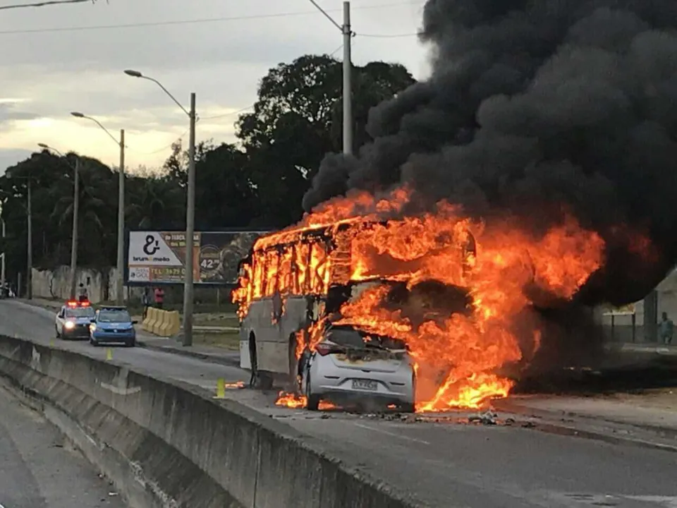 Três jovens estavam dentro do veículo quando o motorista bateu na traseira do coletivo e incendiou, apenas um rapaz foi retirado