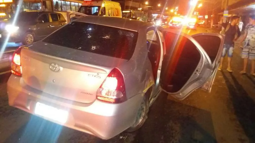 Os suspeitos estavam na Rua Feliciano Sodré, no Centro, com um carro roubado em São Gonçalo