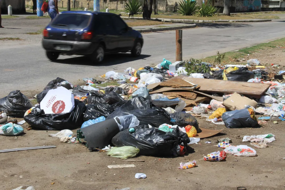 Lixo acumulado na principal do Vila Lage
Rua Alberto Torres