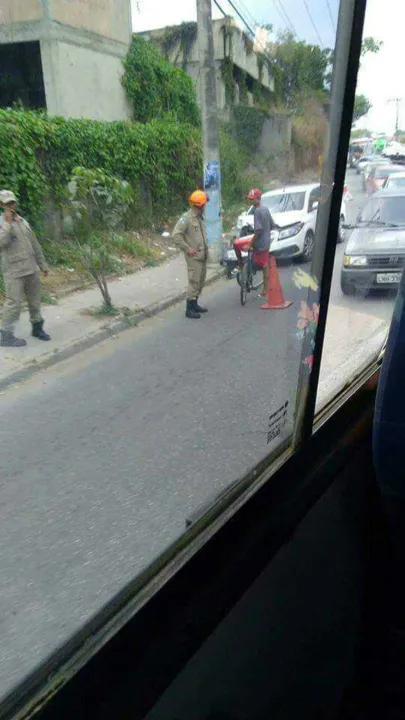 A idosa morreu após colocar a cabeça para fora do coletivo
