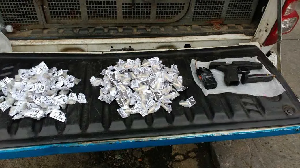 Segundo a polícia, os acusados estavam com as drogas e a arma 
