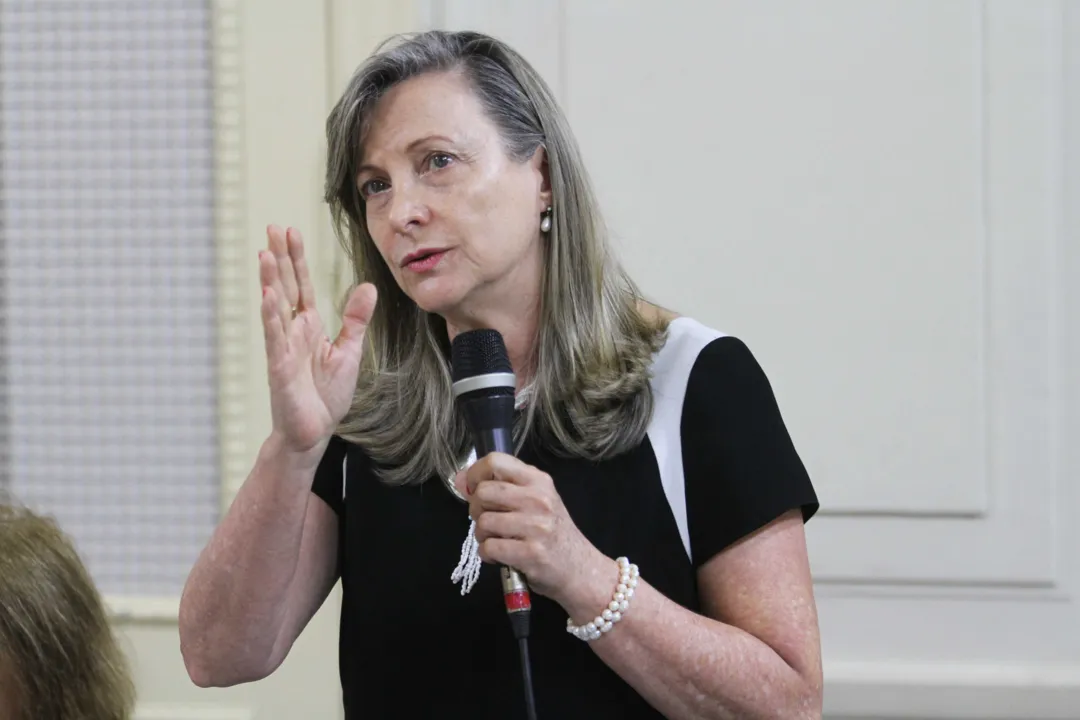 Segundo Fatorelli, o processo disfarça a dívida atual do estado e compromete as finanças futuras. 