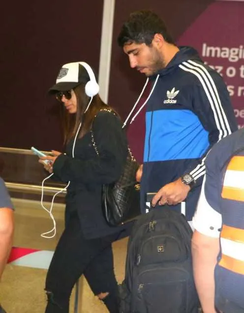 De volta no Brasil, a Anitta, inclusive, foi clicada pela primeira vez ao lado do namorado, o empresário Thiago Magalhães. A cantora desembarcou no Aeroporto do Galeão, no Rio, após uma rápida temporada nos Estados Unidos. Os dois se conheceram nos bastidores do “Música Boa Ao Vivo” e assumiram o relacionamento em julho.