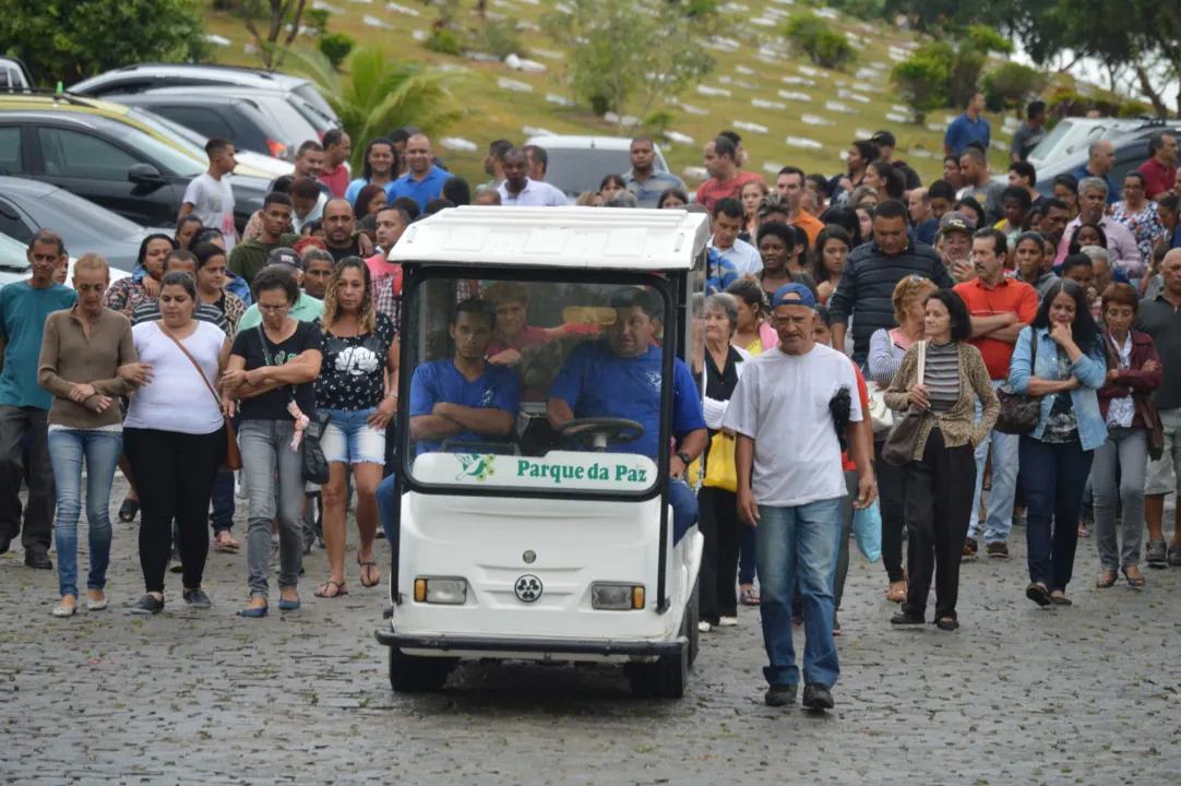  Familiares e amigos acompanharam enterro no Parque da Paz