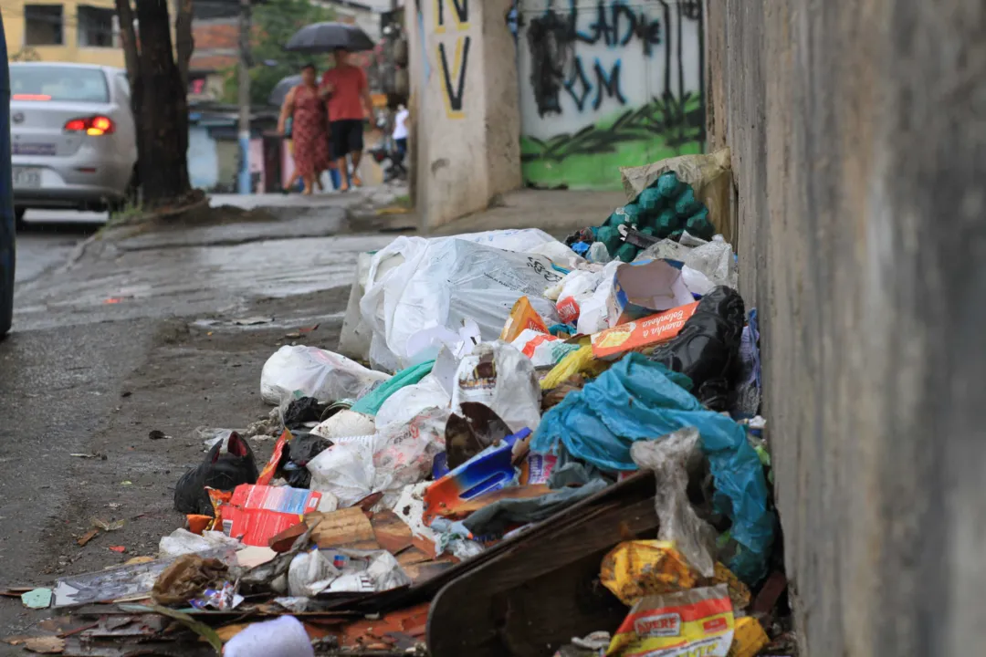  Calçadas do bairro Nova Cidade ficam lotadas de lixo