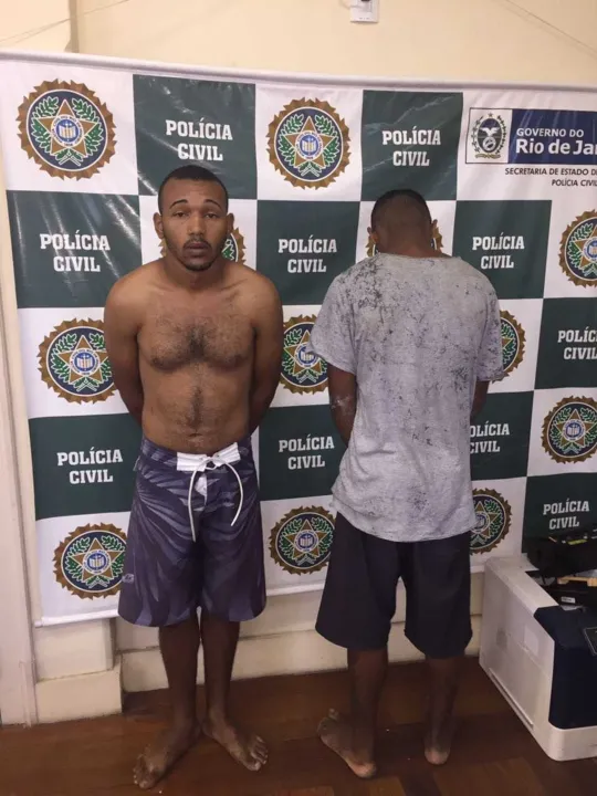 Além de cumprirem mandados de prisão contra os dois, os policiais apreenderam drogas e um revólver.  