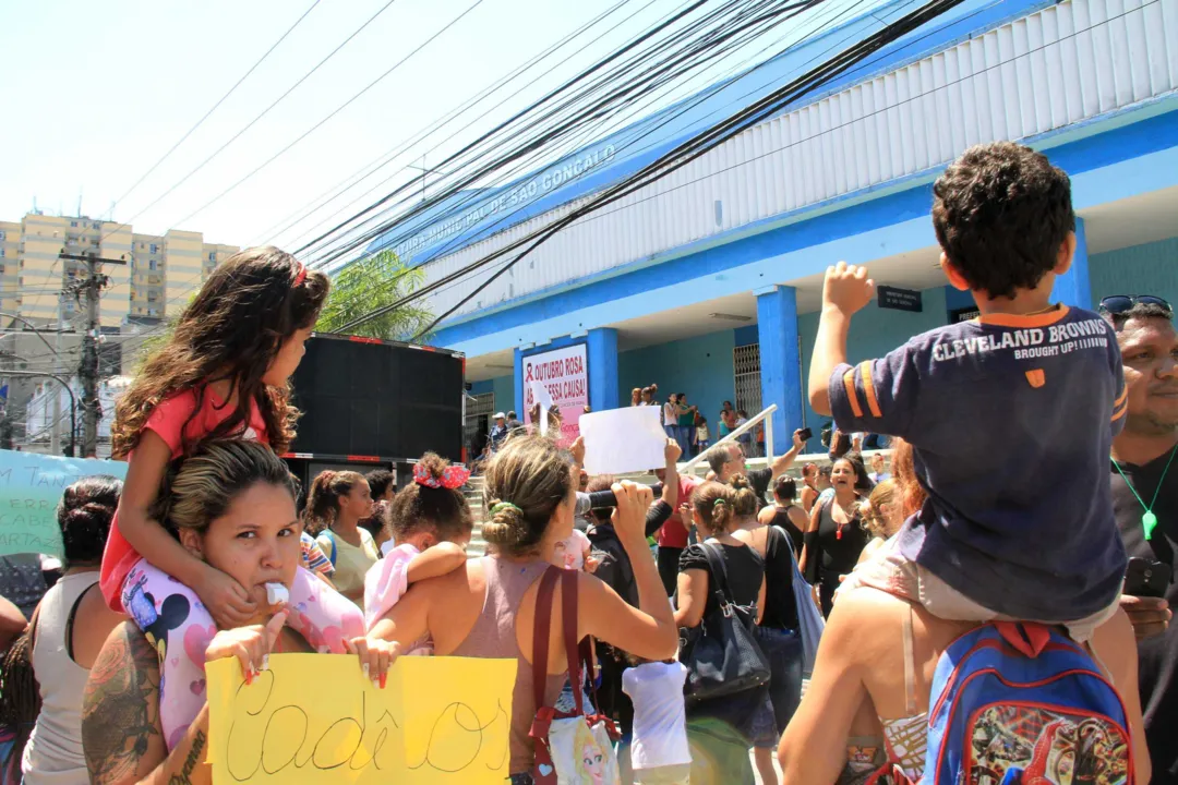 Os manifestantes fecham parte da Rua Feliciano Sodré
  