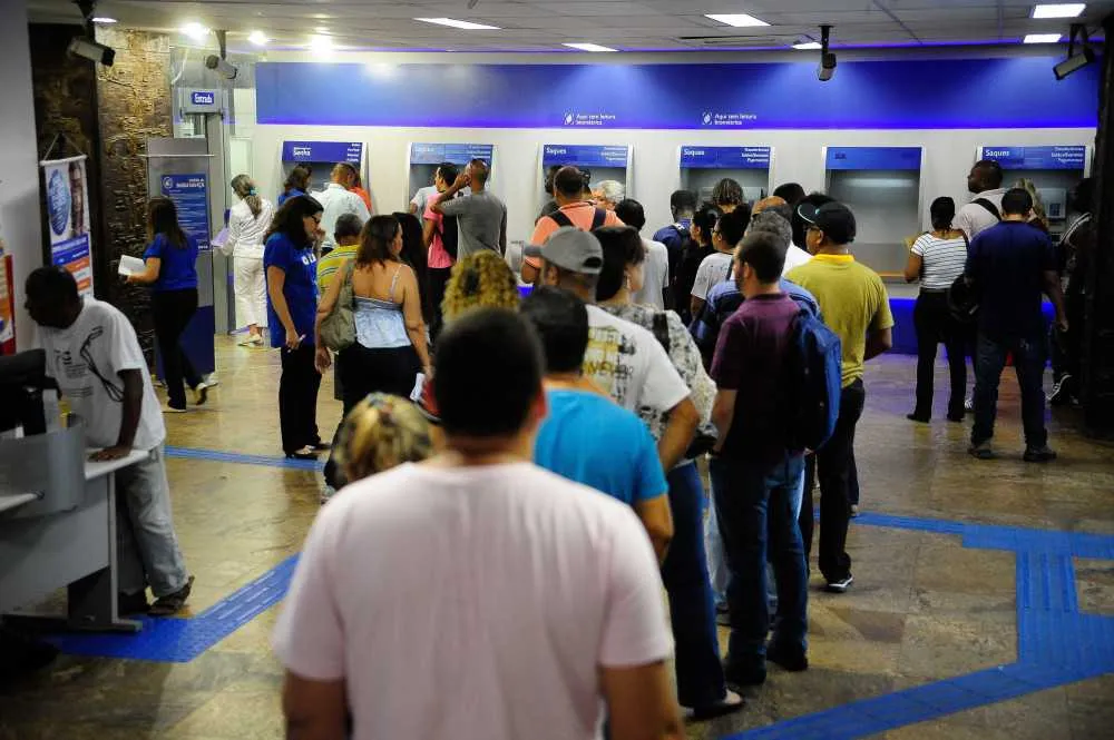 Alerj derruba o veto de Pezão a projeto que determina que agências e Correios coloquem mais funcionários