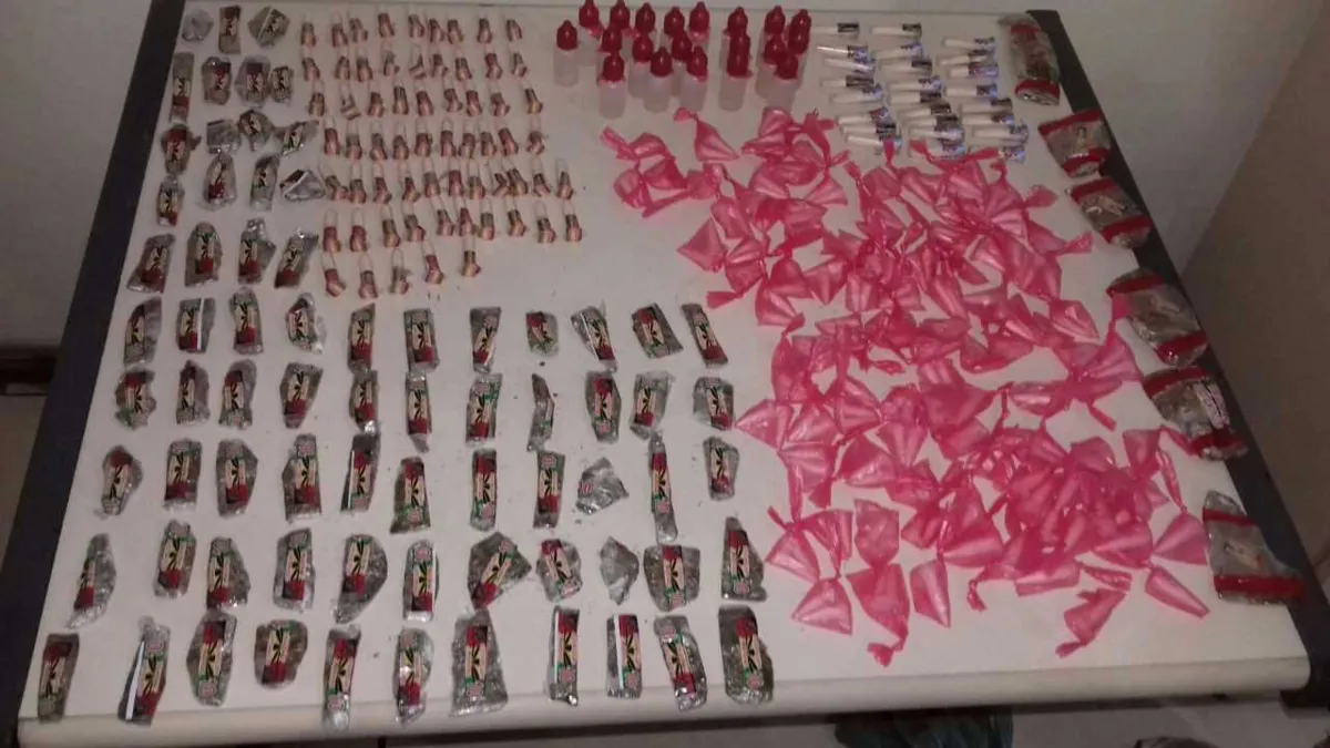 As drogas foram encontradas pelos PMs dentro de mochilas 
