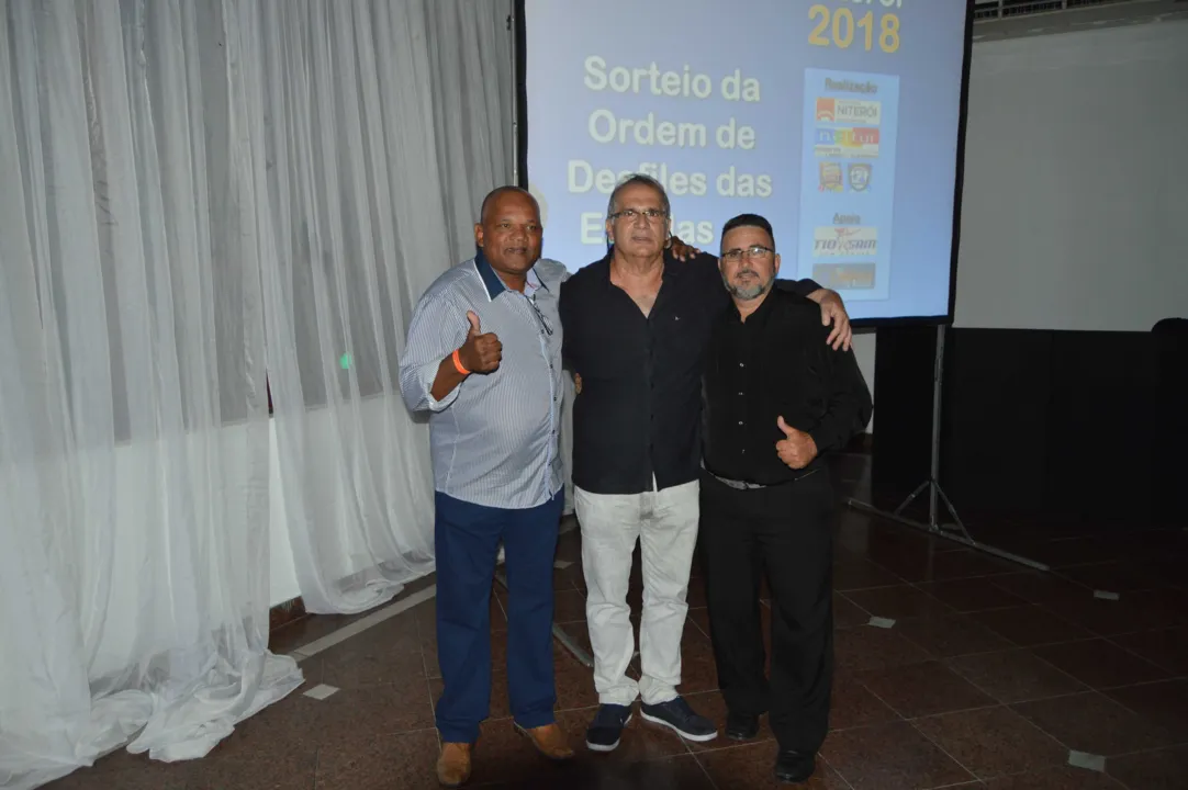 Luciano Deodato, da Uesbcn, com Marcelo Kalil, Presidente da Comissão, e Carlos Xororó, da Lesnit