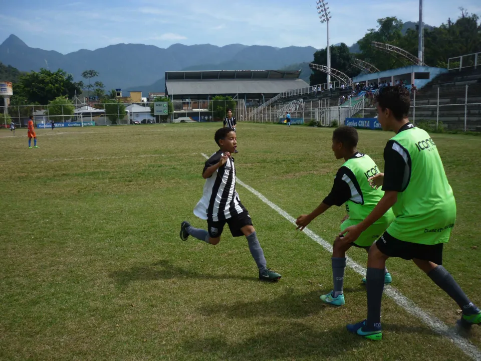 O Sub-13 do alvinegro gonçalense comemora o primeiro gol marcado no estádio “Marrentão”
