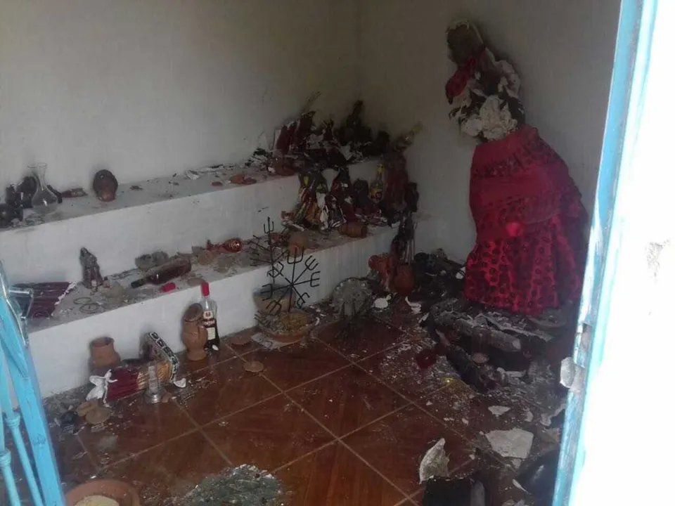  Ao abrir o centro espírita, a mãe de santo encontrou imagens quebradas e muita desordem
