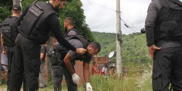 Os policiais da Divisão de Homicídios fizerram operação no local