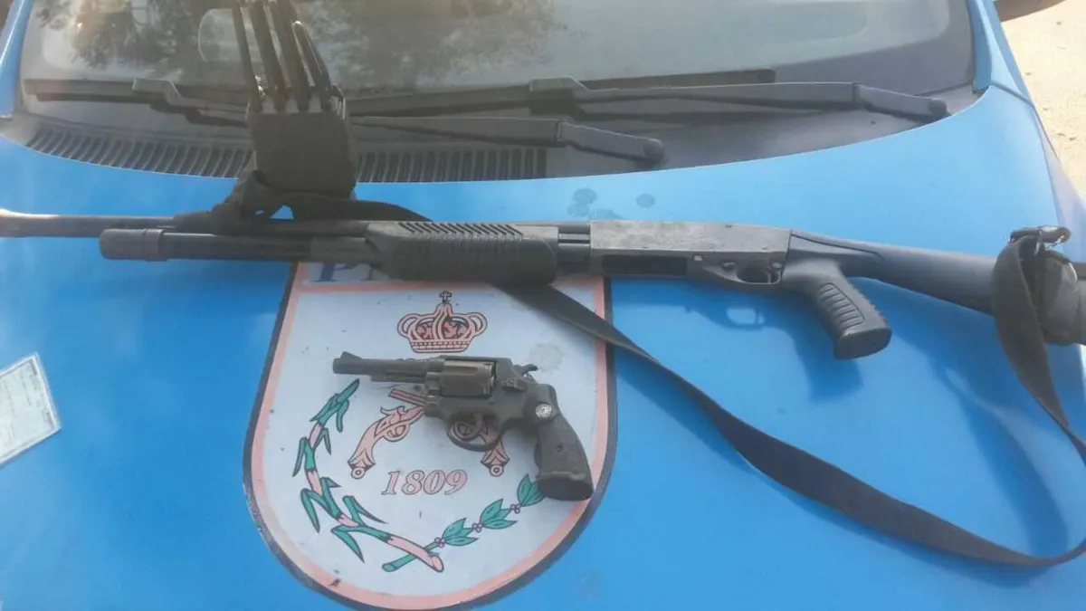 Com os suspeitos, foi apreendida uma espingarda calibre 12