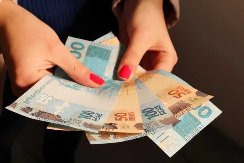 50% dos consumidores brasileiros atrasaram as parcelas de empréstimos ou financiamentos no mês de agosto