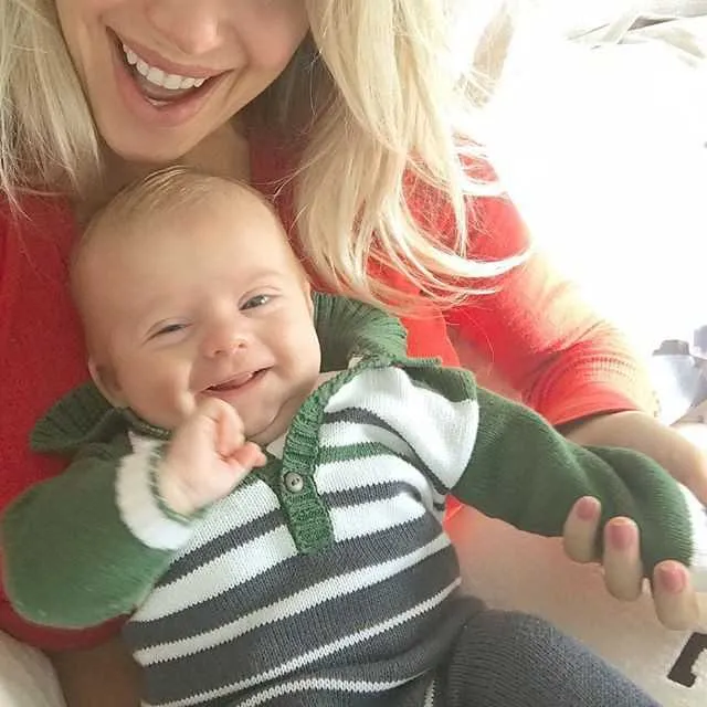 Karina Bacchi tem tirado suspiro de seus seguidores no instagram, com imagens de seu filho , Enrico, esbanjando fofura. Na noite da última quinta-feira (05) o baby Bacchi, apareceu sorridente no colo da mamãe.
