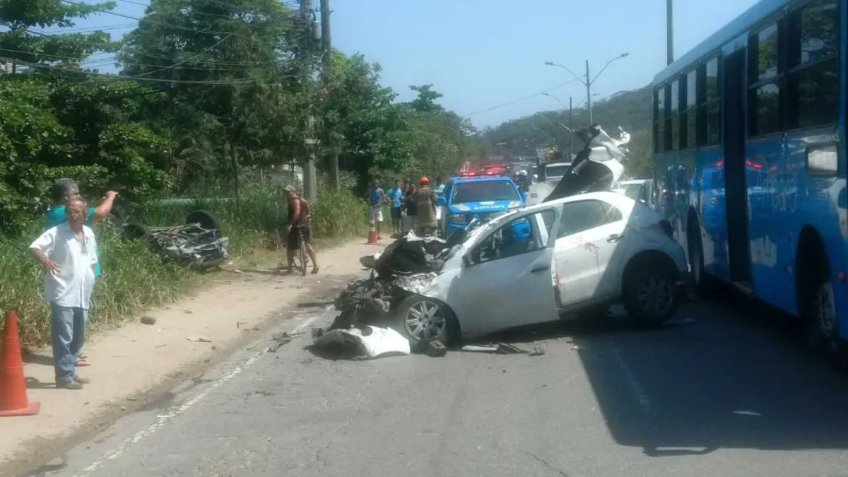 Por conta do acidente, uma pista ficou interditada ao trânsito e causou engarrafamento