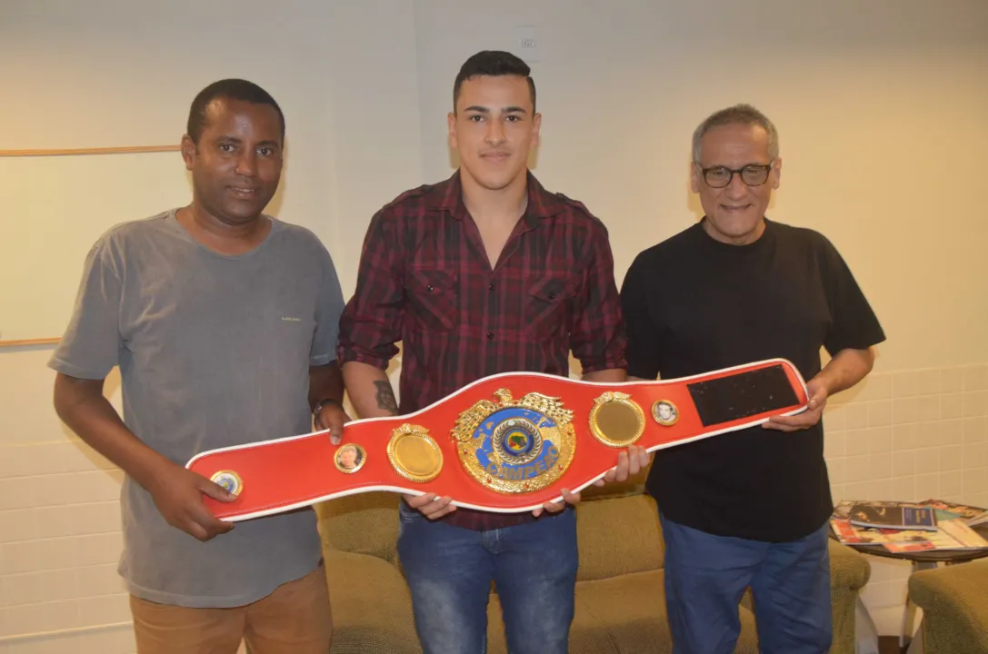 Morador de São Pedro, Brayann (ao centro) dá aulas de boxe em escola municipal na cidade