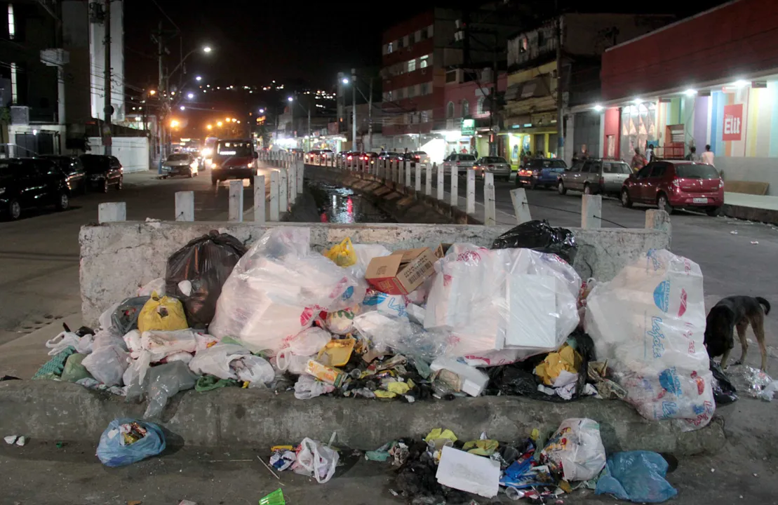 Além do cheiro forte e dos bichos que o acumulo de lixo atrai, a população ‘perdeu’ parte da calçada.