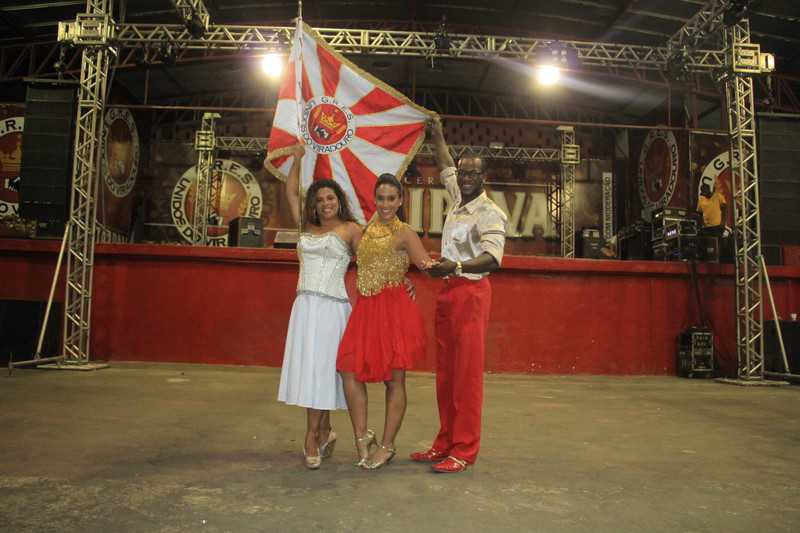 Mestre-sala da Viradouro e porta-bandeira da Beija-Flor perdem sapato em  frente aos jurados na Sapucaí - Jornal O Globo