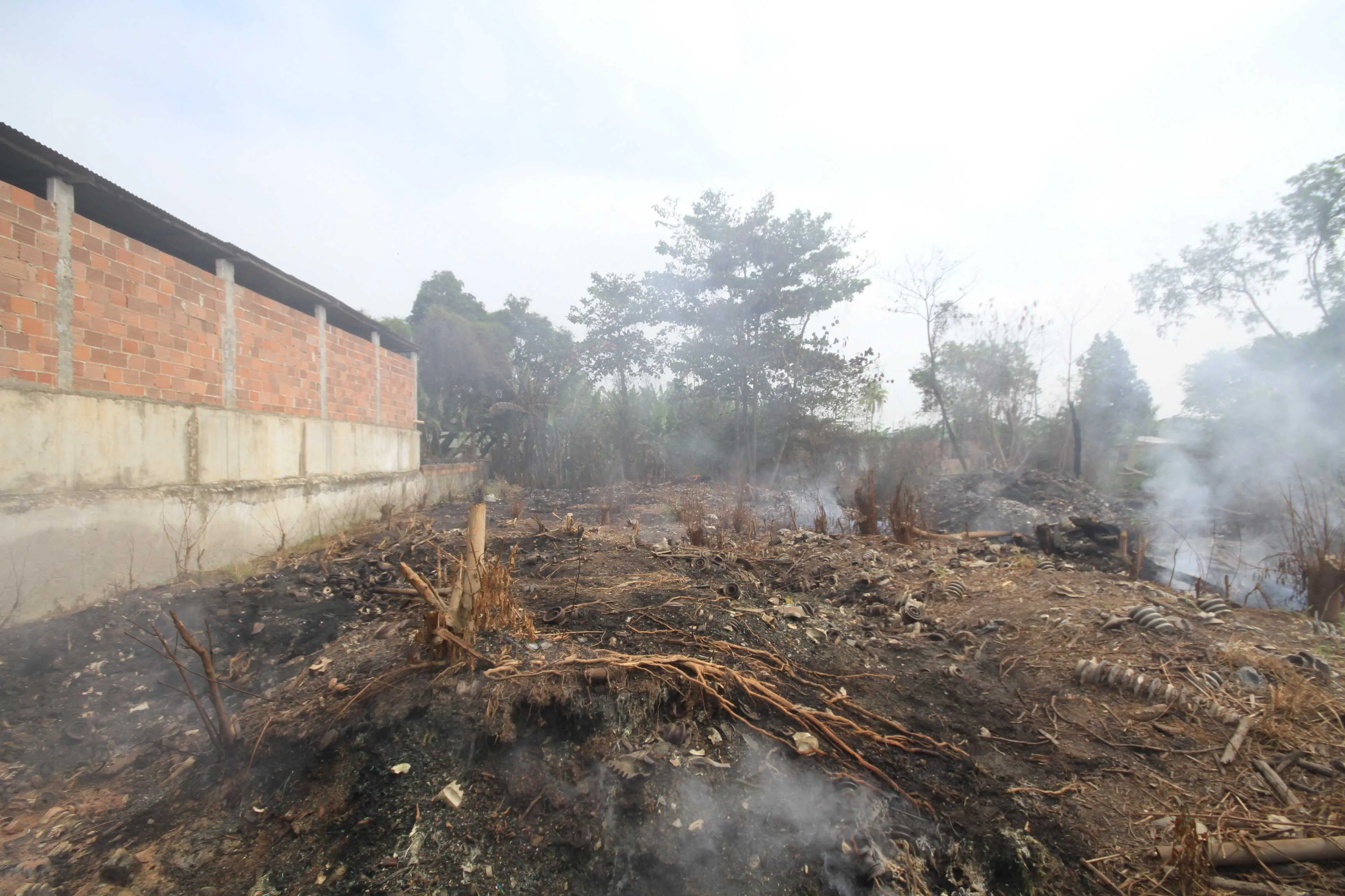 Ferro velho em Guaxindiba tem incêndio incontrolável 