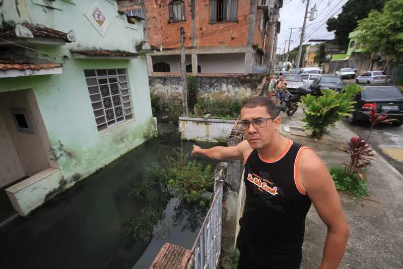 Vizinhos reclamam da água suja que invade o imóvel abandonado