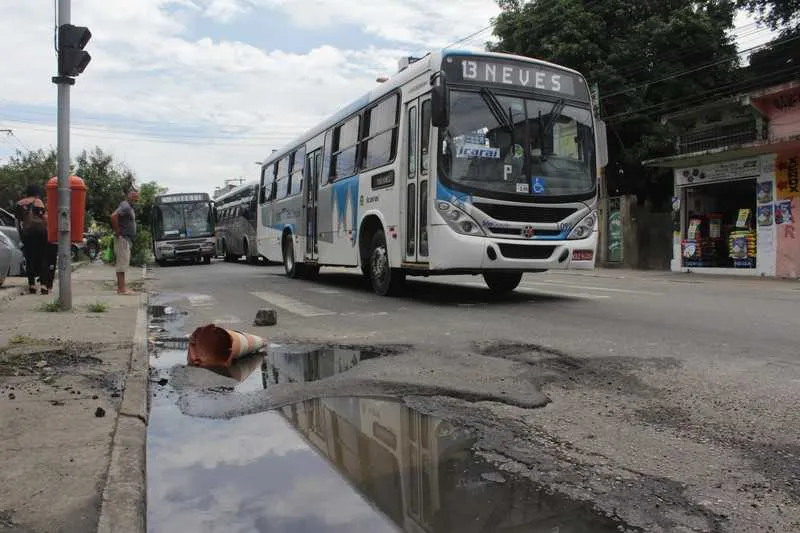 >> Rua Comandante Ary Parreiras está com buracos na pista
