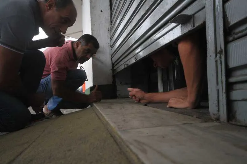 >> Usuários abriram a porta na tentativa de terem atendimento ou explicação na manhã de ontem