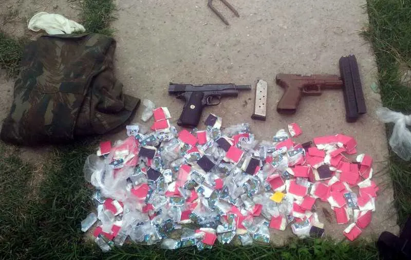 Foram apreendidas duas pistolas calibre 40 e 45, além de 188 cápsulas de cocaína e 196 de maconha. 