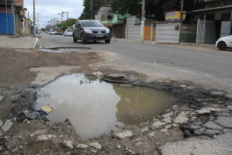 Buracos prejudicam pedestres e motoristas do Mutuá