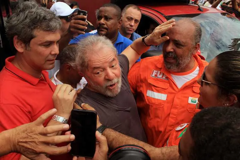 >> Mais de mil pessoas estiveram na entrada do Comperj para apoiar o ex-presidente Luiz Inácio Lula da Silva 
