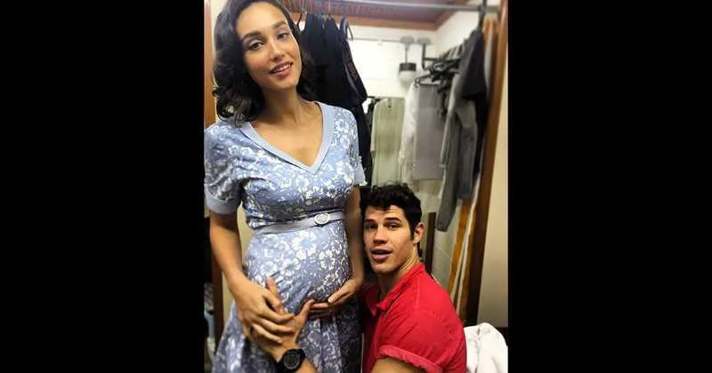 Os atores José Loreto e Débora Nascimento estão curtindo a gravidez. Cada momento da gestação tem sido compartilhado com os fãs, que já estão morrendo de amores pela herdeira dos pombinhos. No final de semana, o ator postou uma foto mostrando a barriga da esposa. Na legenda, Loreto escreveu “groWING”, que significa “crescendo”, em inglês. Os dois estão casados desde 2015 e já escolheram o nome de sua primogênita: Bella.