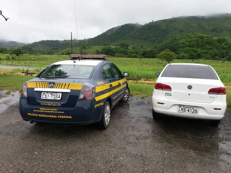 Veículo foi apreendido pela Polícia Rodoviária Federal na BR-101