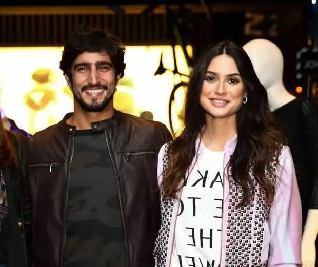 Thaila Ayala e Renato Goés foram vistos trocando beijos, no último sábado, durante um show do grupo Skank, no Circo Voador. Na sexta-feira, os atores também foram vistos no Baile da Favorita, no Centro do Rio. Os dois já haviam sido fotografados juntos durante uma partida de basquete nos Estados Unidos.