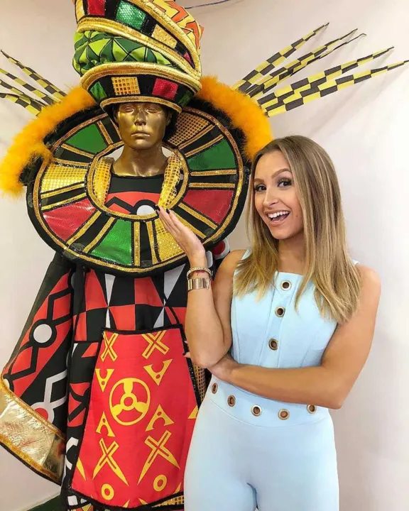 A atriz Carlas Diaz divulgou na manhã de ontem (20) que irá desfilar como musa no carnaval de 2018 na escola de samba Acadêmicos da Grande Rio. Em seu Instagram, ela festejou: “Muito feliiiiiz com o convite da minha @granderio, 17 anos desfilando por ela, ano que vem serei musa da escola!!!!”, comemorou.