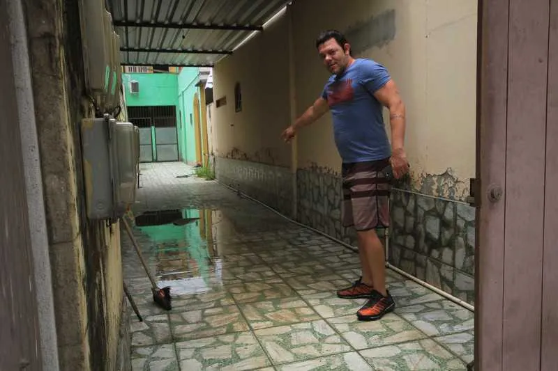 Imagem ilustrativa da imagem Rede de esgoto entupida invade casas no Rocha em São Gonçalo