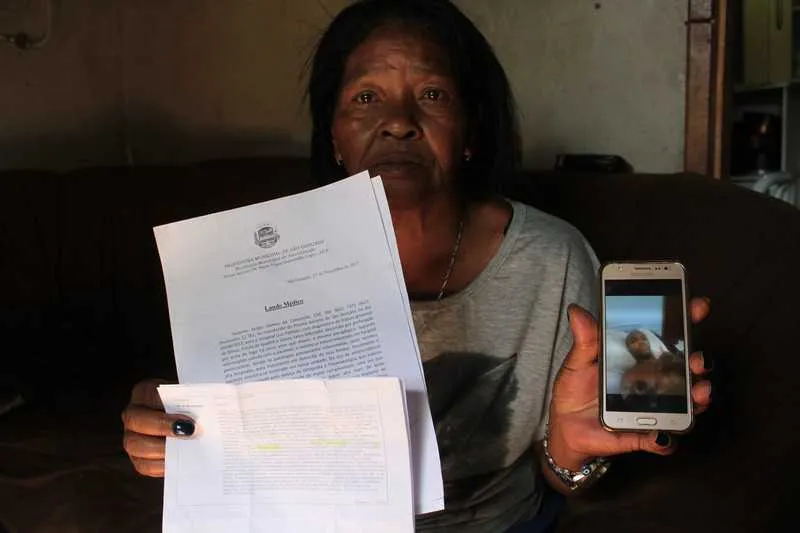 Fani mostra o laudo médico sobre o estado de saúde de seu filho
