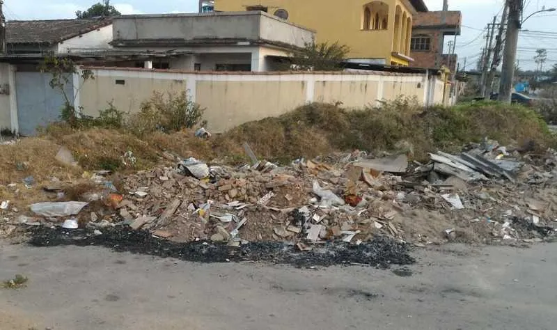 >> No bairro Luiz Caçador, montanha de entulho já tem até mato