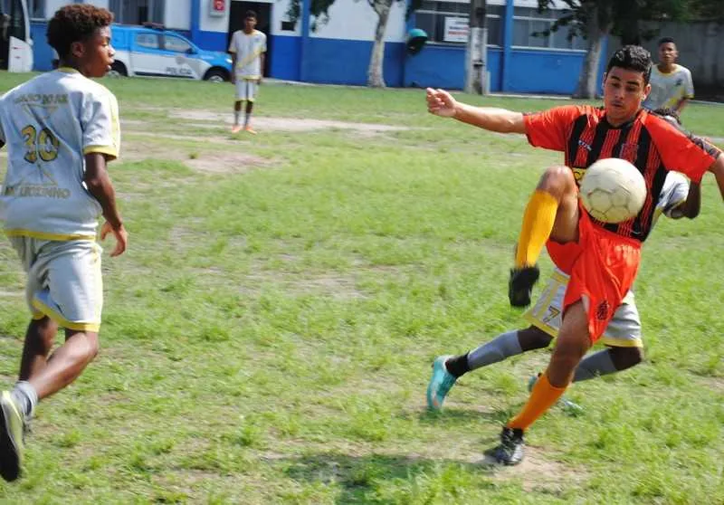  A equipe da Beltrão (uniforme laranja), venceu a Souza Sores (de cinza) sem maiores problemas