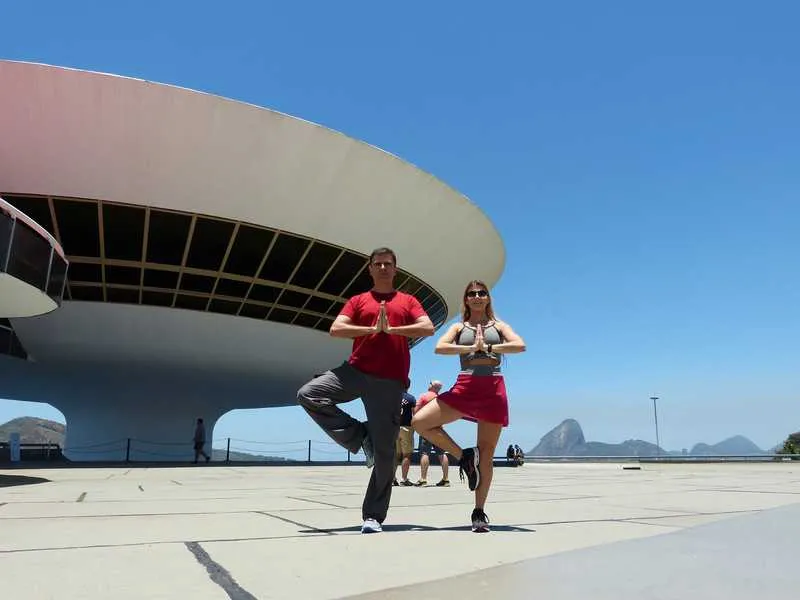>> A aula gratuita de yoga vai acontecer no pátio do MAC