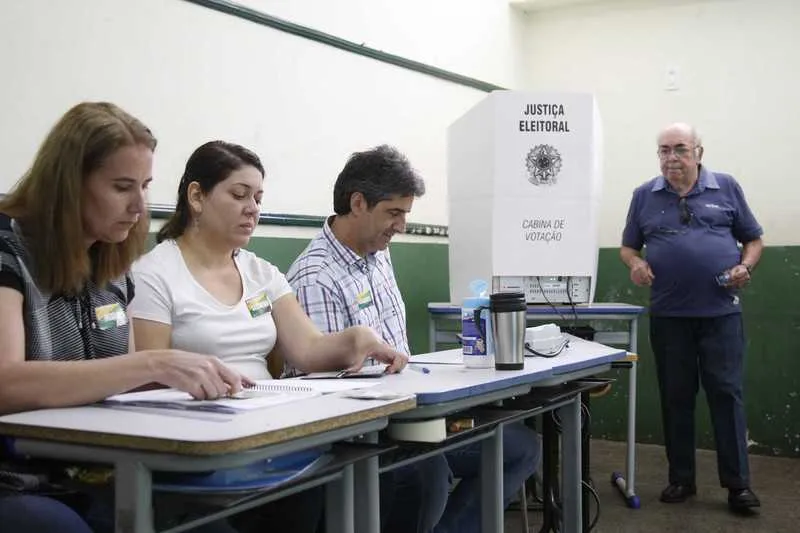 Os mesários exercem diferentes funções nos dias de votação e recebem alguns benefícios