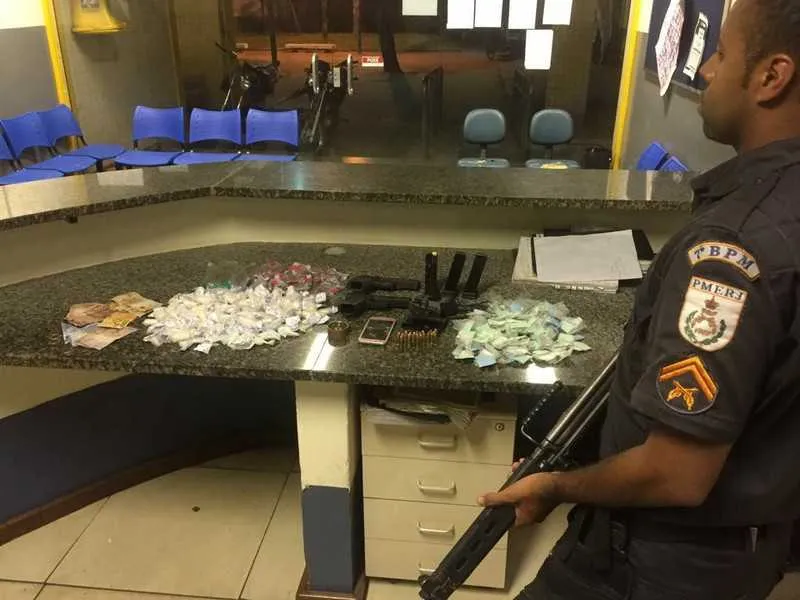 Os policiais militares do 7ºBPM apresentaram o material apreendido na delegacia de Neves
