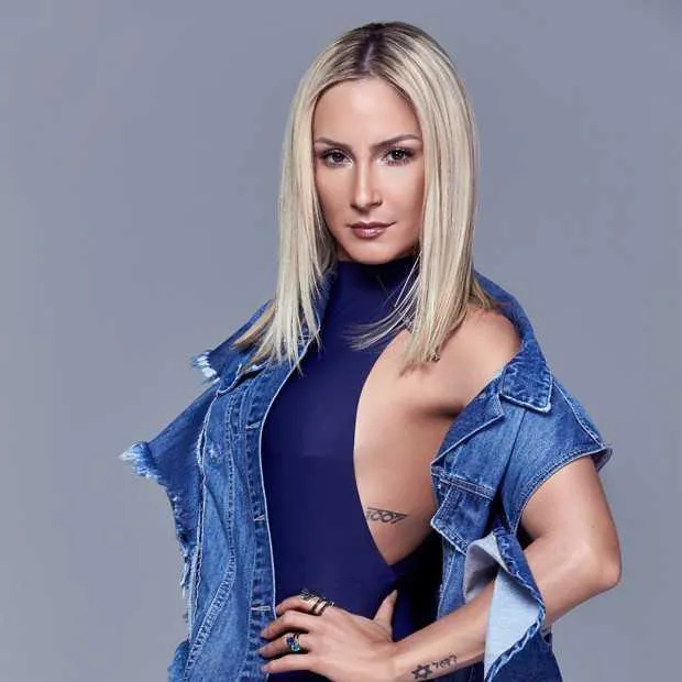Claudia Leitte lançou na última sexta-feira (08), a música "Lacradora", que conta com a parceria da dupla sertaneja Maiara e Maraísa. Mesmo com o título emponderado, a letra causou polêmicas. Com refrão "copo na mão e as  inimigas no chão”, muitos fãs acreditam que a faixa incentiva competição e inveja entre mulheres. 