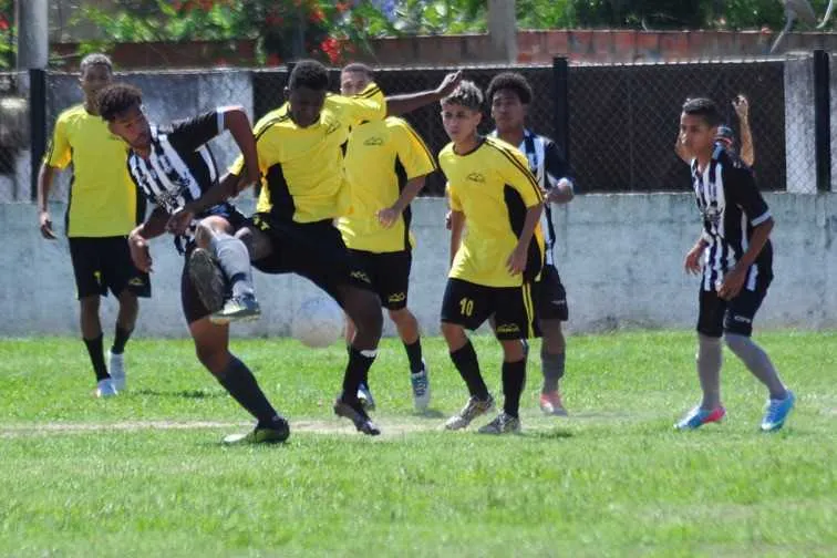 >> O jogo entre aurinegros e alvinegros foi bastante truncado