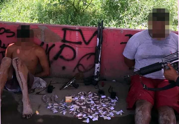 Com os dois acusados, foram apreendidas drogas e armas