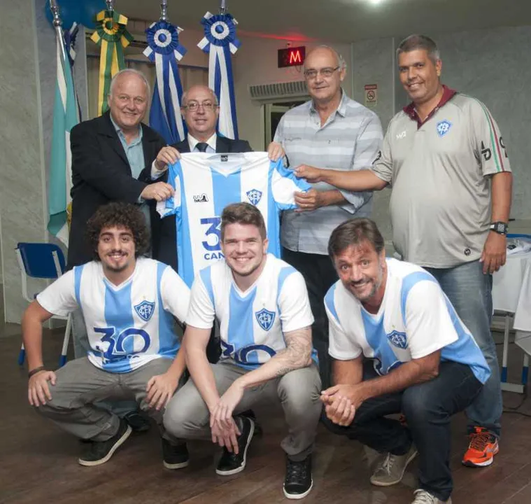 A diretoria do Canto do Rio exibiu a camisa do projeto de retorno ao profissional ‘Cantusca 30’